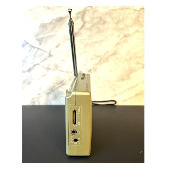 Bell & Howell Portable FM/MW/SW 9 Band World Receiver Radio - Picture 4 of 10